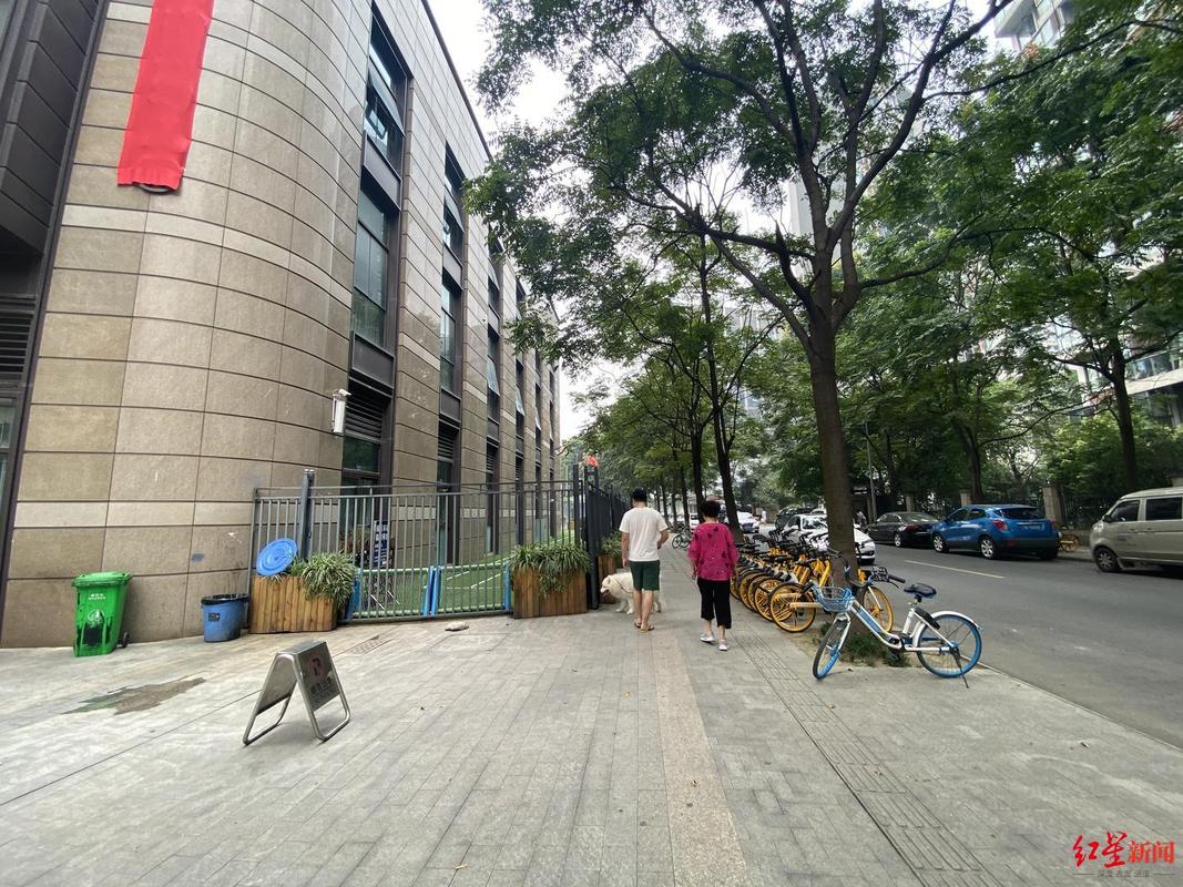 人行道变身活动场,幼儿园"圈地"公共区域该不该拆?